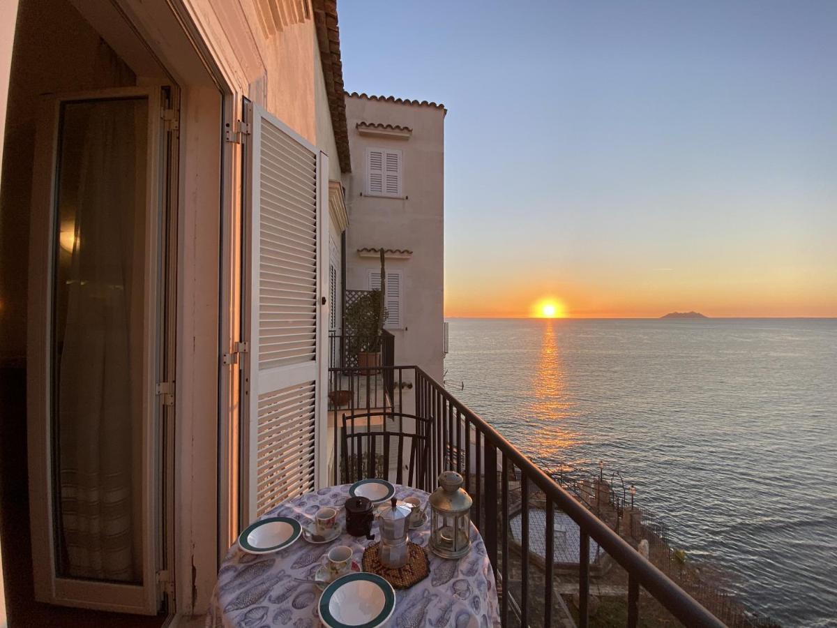 Holidaycasa Romano - Vacanza Nel Cuore Di Сперлонга Екстериор снимка